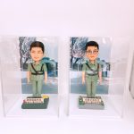 兩款為香港警務人員訂製的榮休人像公仔，公仔身穿淺綠色復古警隊制服，分別放在獨立的透明展覽盒中，用以紀念他們在2022年一同光榮退休。