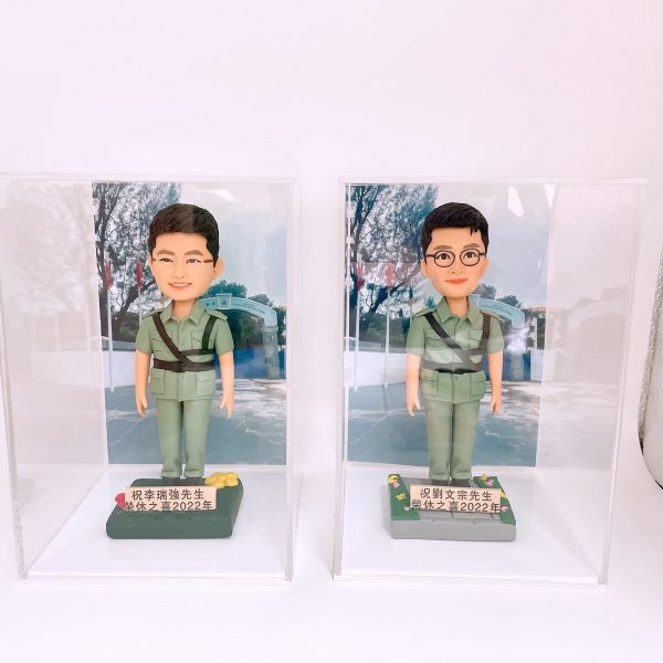 兩款為香港警務人員訂製的榮休人像公仔，公仔身穿淺綠色復古警隊制服，分別放在獨立的透明展覽盒中，用以紀念他們在2022年一同光榮退休。