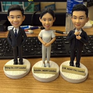 MDRT與COT保險領袖展示訂製人像公仔，作為保險業升職與得獎紀念禮物