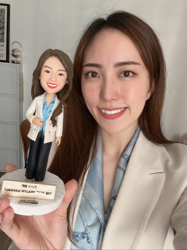 香港保險顧問展示Cute Figure訂製人像公仔，作為升職與獎勵紀念禮物