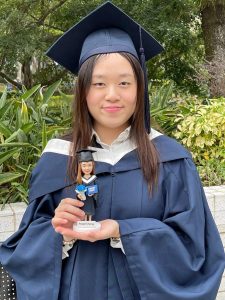 對比圖 畢業公仔 客人拿住Cute FigureHK 製作的畢業人像公仔合照