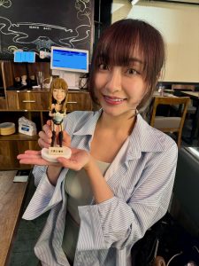 大胃王KOL雪兒與cutefigure為她度身訂造的人像公仔合照