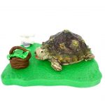 客製化寵物公仔、擬真動物、烏龜、陸龜、軟陶製作、餵食場景、蔬菜籃、草地底座、手工藝品、紀念品、細節還原、指示牌