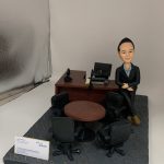 高層榮休禮物與保險人像公仔推薦：以保險公司辦公室為背景，含電腦、電話、會客桌與名片座等細節，展現專業顧問與管理者氛圍。全程可客製姓名、公司元素與場景配件，成為保險從業者在重要節慶與榮休時的體面選擇。Keywords：高層榮休禮物，人像公仔，保險人像公仔，保險。