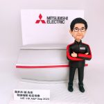 客製化公仔、企業禮品、紀念品、三菱電機、Mitsubishi Electric、喜多井誠、職場形象、退休禮物、感謝狀、手工軟陶、Q版人像、品牌展示