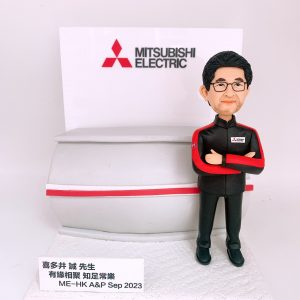 客製化公仔、企業禮品、紀念品、三菱電機、Mitsubishi Electric、喜多井誠、職場形象、退休禮物、感謝狀、手工軟陶、Q版人像、品牌展示