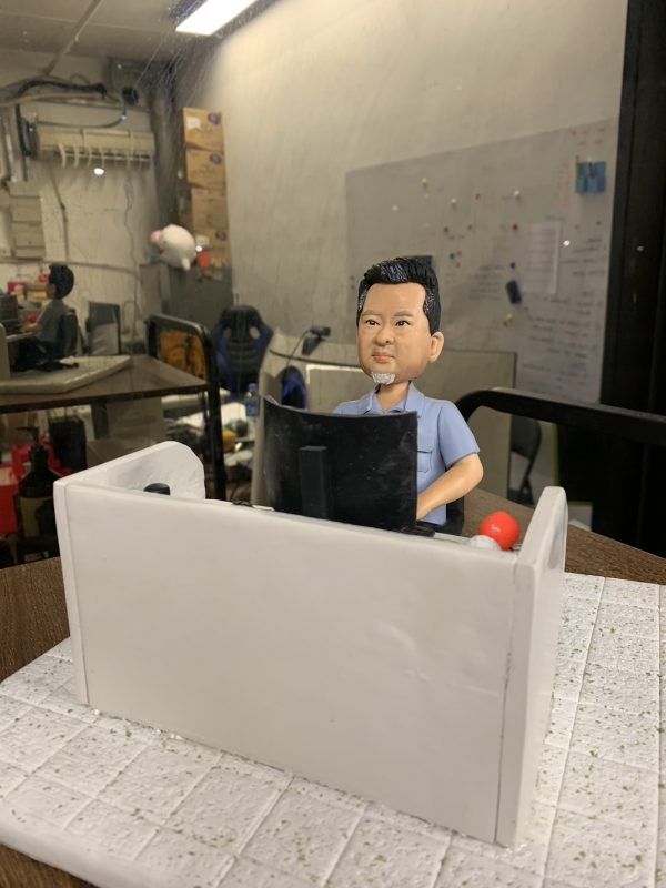 客製化公仔、辦公室場景、職場生活、電腦桌、山羊鬍、軟陶人偶、紀念禮物、工作日常、Q版寫實、辦公隔板