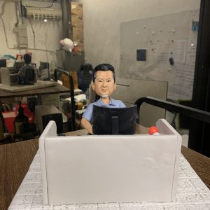 客製化公仔、辦公室場景、職場生活、電腦桌、山羊鬍、軟陶人偶、紀念禮物、工作日常、Q版寫實、辦公隔板