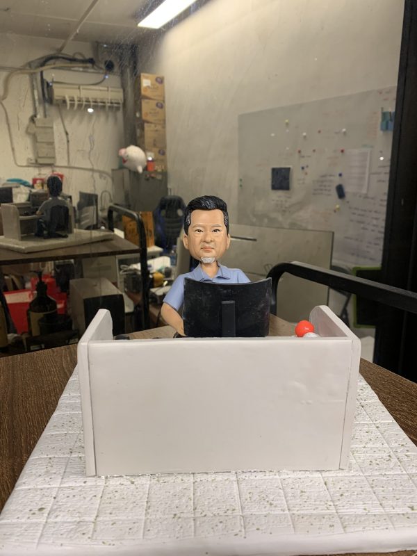 客製化公仔、辦公室場景、職場生活、電腦桌、山羊鬍、軟陶人偶、紀念禮物、工作日常、Q版寫實、辦公隔板