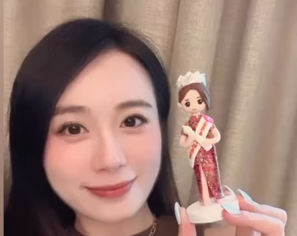 社交平台限時動態樣式拼圖,左側女子手持冠軍風格人像公仔,右側是舞台上穿亮片禮服與綬帶的示意照