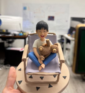 【溫馨童趣人像公仔】抱泰迪熊的孩童坐椅情境｜客製擺件