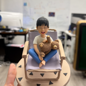 【溫馨童趣人像公仔】抱泰迪熊的孩童坐椅情境｜客製擺件