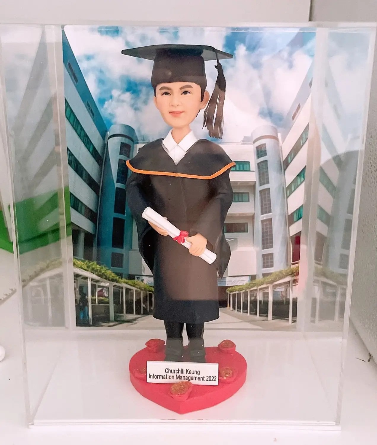 大學畢業紀念公仔配背景展示盒 — 高級套餐人像加平面背景