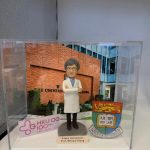 【港大校舍外牆場景】退休致敬｜老師人像公仔 × 透明展示盒