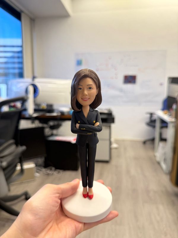 客製化公仔、Q版人像、職場女性、商務套裝、女強人、專業形象、雙排扣西裝、紅色高跟鞋、辦公室擺飾、升遷禮物、商務禮品、手工軟陶、自信微笑