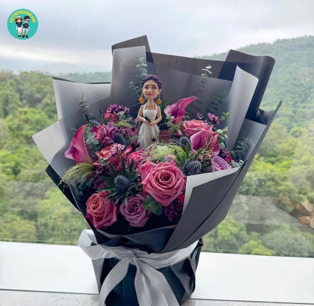 拼圖式畫面展示真人與對應的人像公仔造型對照：左側為一位穿白色長禮服、手持麥克風的舞台表演者，配戴誇張的金色耳飾與編髮造型；右側為同款元素的人像公仔，穿白色無袖長裙，手握黑色麥克風，戴金色耳飾與紫紅色編髮。其他照片中，公仔被置於海報前近拍，以及嵌入大束粉紫色系花束中央（玫瑰、馬蹄蓮、尤加利與葉材）作為花禮擺設，背景可見室外綠景。