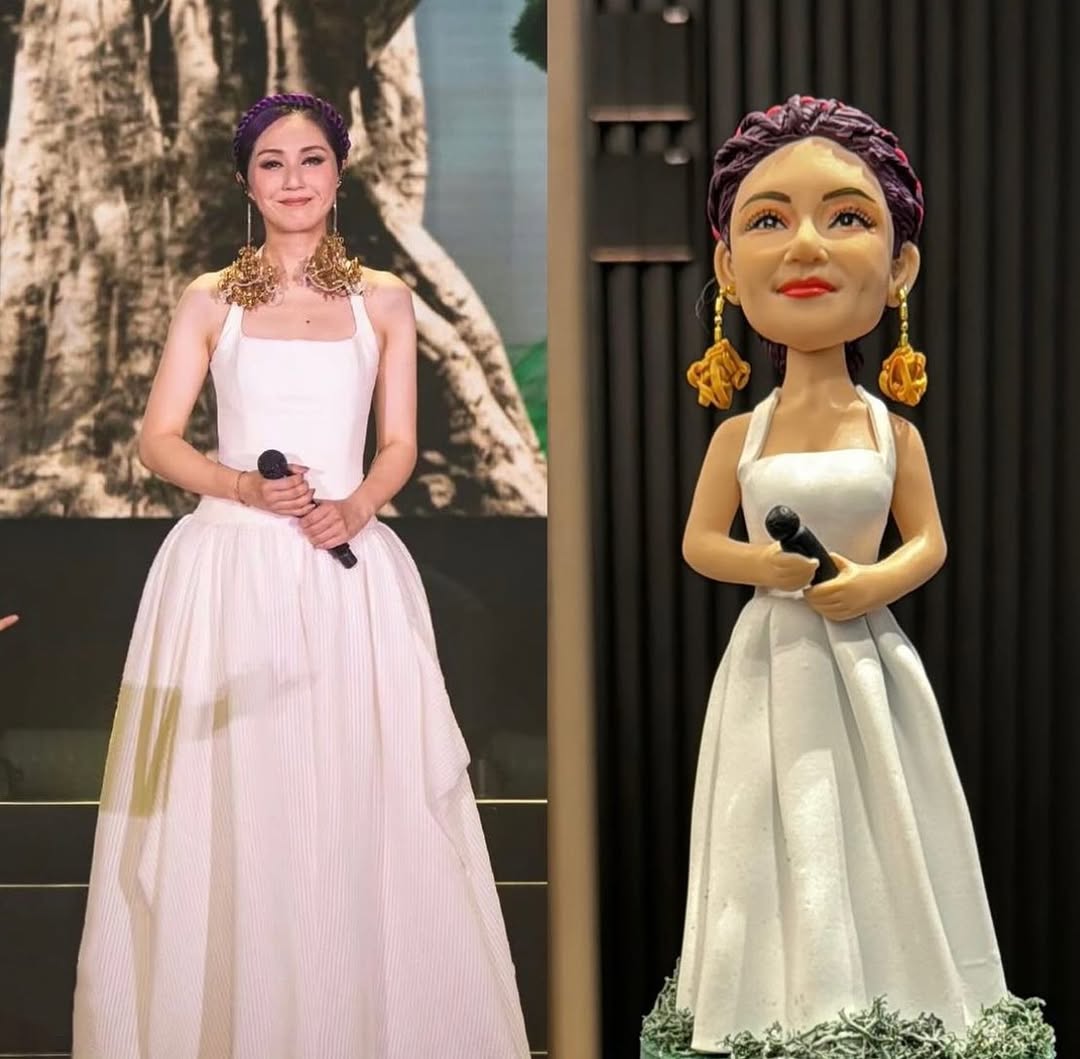 拼圖式畫面展示真人與對應的人像公仔造型對照：左側為一位穿白色長禮服、手持麥克風的舞台表演者，配戴誇張的金色耳飾與編髮造型；右側為同款元素的人像公仔，穿白色無袖長裙，手握黑色麥克風，戴金色耳飾與紫紅色編髮。其他照片中，公仔被置於海報前近拍，以及嵌入大束粉紫色系花束中央（玫瑰、馬蹄蓮、尤加利與葉材）作為花禮擺設，背景可見室外綠景。