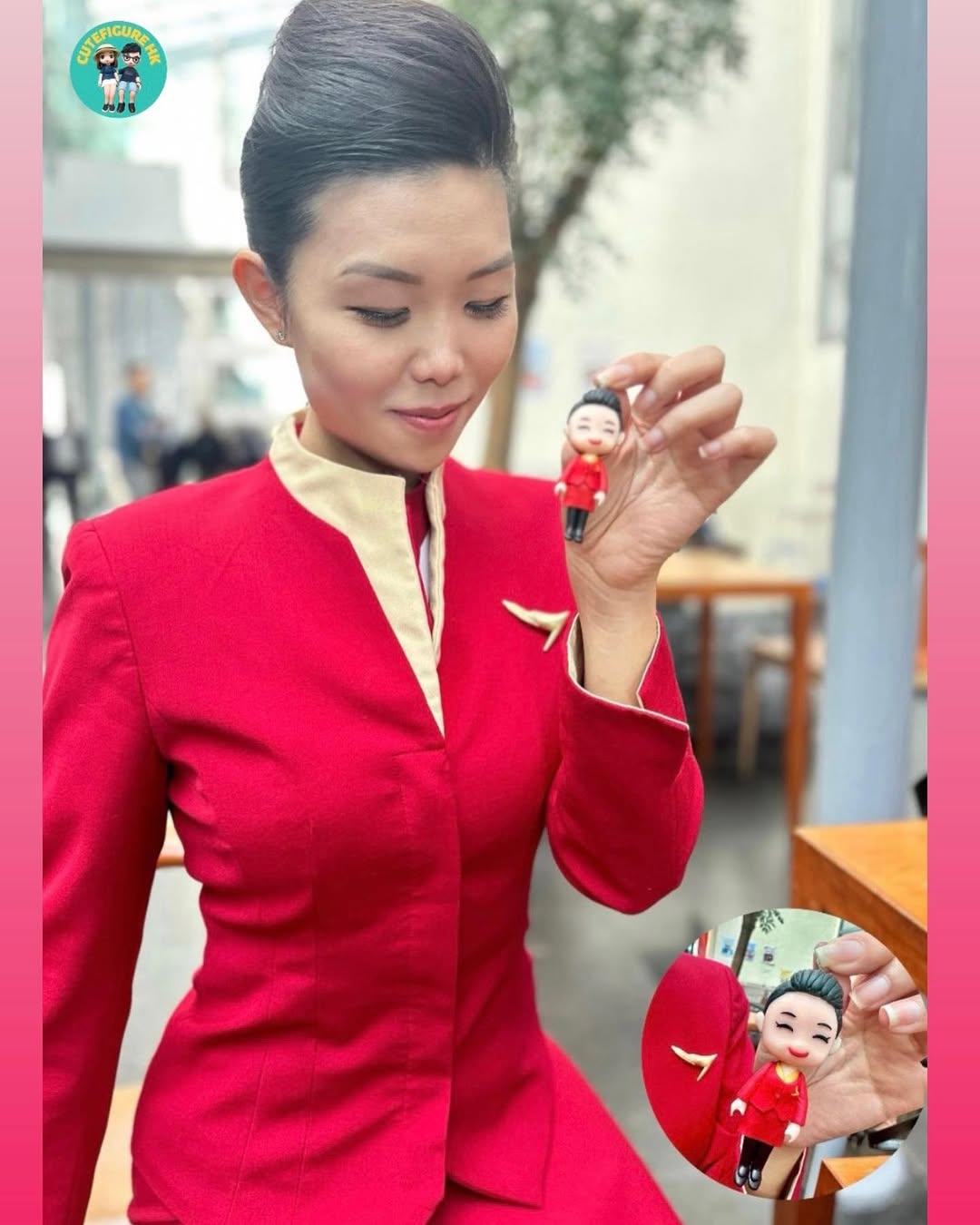 兩張照片組合：近拍中，一隻手以拇指與食指捏起一個Q版人像公仔吊飾。公仔為盤髮造型、閉眼微笑，穿紅色上衣與同色短裙套裝，內襯金色領口，胸前有金色徽飾，腳穿黑色鞋。背景可見穿著相同紅色制服的人士肩部與袖口。另一張為半身照，穿紅金配色制服的人士坐在桌邊，手持同款人像公仔欣賞，畫面角落附一個圓形小視窗再顯示公仔近景。