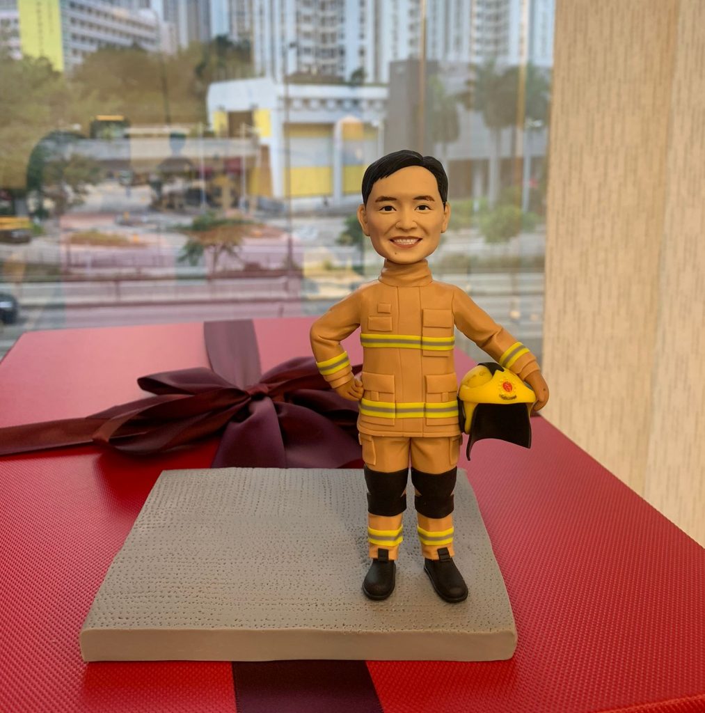 【消防員主題人像公仔】升職祝賀款｜卡其防護衣與黃色頭盔造型