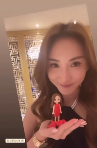 【美容院開張禮物靈感】手托紅裙人像公仔｜精緻迷你尺寸