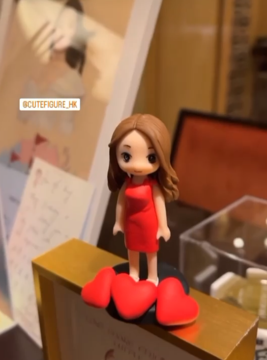 【美容院開張禮物】紅裙人像公仔 × 愛心底座｜櫃台擺設吸睛選