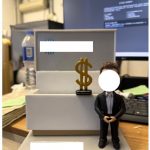 商務西裝男子公仔站在灰白階梯式講壇前方，旁側擺放金色美元符號造型獎座與小銘牌，底座前後留有可刻字區域。