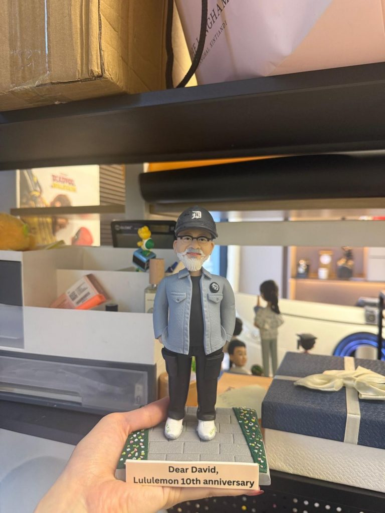 戴著帽子，榮耀退休的中年男士，有鬍子，牛仔上衣