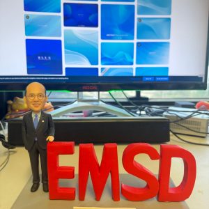 CUTEFIGUREHK 客製化西裝男士人像公仔，配搭大型紅色 EMSD 字母模型及「PC Sir」祝福語底座，完美的工程禮物與退休禮物之選。