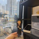 CUTEFIGUREHK 客製化女性人像畢業公仔，身穿黑色畢業袍並戴上四方帽，手持畢業證書，站在印有「Happy Graduation Anna 2026」專屬字句的石紋底座上，是送給大學畢業生的獨一無二紀念禮物。