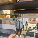 CUTEFIGUREHK 客製化男士人像公仔，生動還原了戴著黑色鴨舌帽與眼鏡、留著標誌性白鬍鬚的男士。他身穿淺藍色休閒外套、黑色上衣及工裝褲，雙手插袋，展現型格休閒風。公仔站立於帶有草地小徑的底座上，前方設有寫著「Dear David, Lululemon 10th anniversary」的專屬紀念牌。這是一份極具心思、專為慶祝員工入職十週年及長期服務而設的企業紀念禮物。