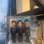 CUTEFIGUREHK 客製化三人紀律部隊人像公仔，三位男主角身穿整齊警察制服並佩戴精緻飾繩，背後配以總部大樓背景，並裝在透明亞加力展示盒中，是專為同袍升職、調職或退休訂製的專屬紀念禮物。