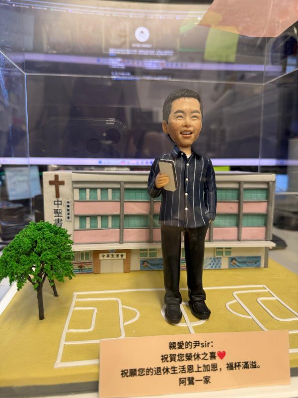 校園球場與校舍背景老師榮休客製公仔