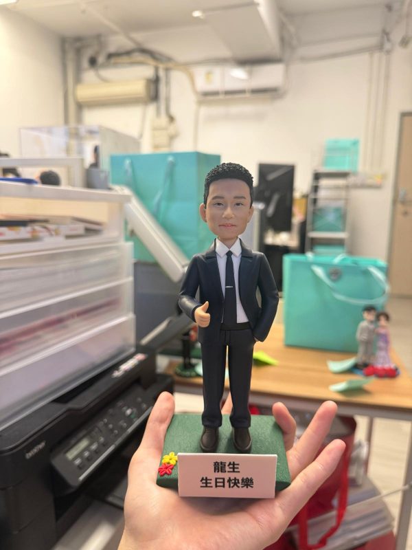 西裝男人像公仔 生日