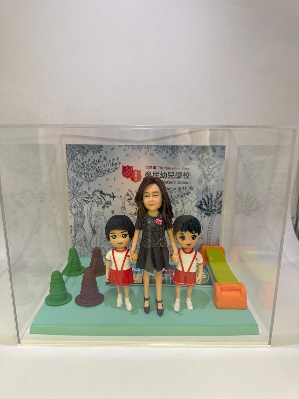 幼兒園教師牽手兩名學生客製場景公仔