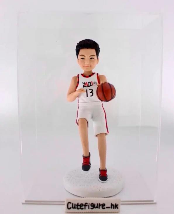 一位男士的籃球運動公仔，他身穿13號球衣，手持籃球，被放置在一個透明的陳列盒中，是一份精美的生日禮物。