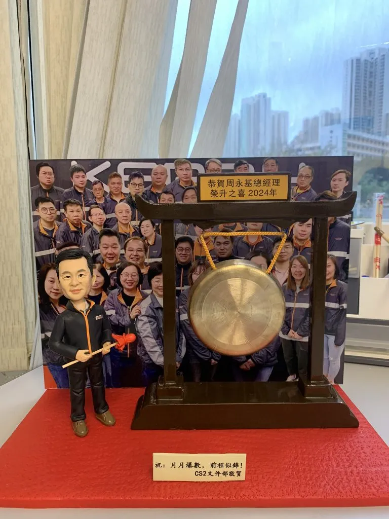 上市禮物、祝賀上市、人像公仔、公司上市禮物、上市送禮、男同事離職禮物