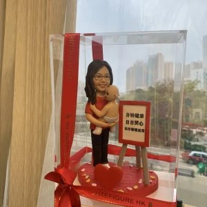 【BB滿月禮物】媽媽抱嬰兒定制公仔/百日宴紀念品/親子互動雕像