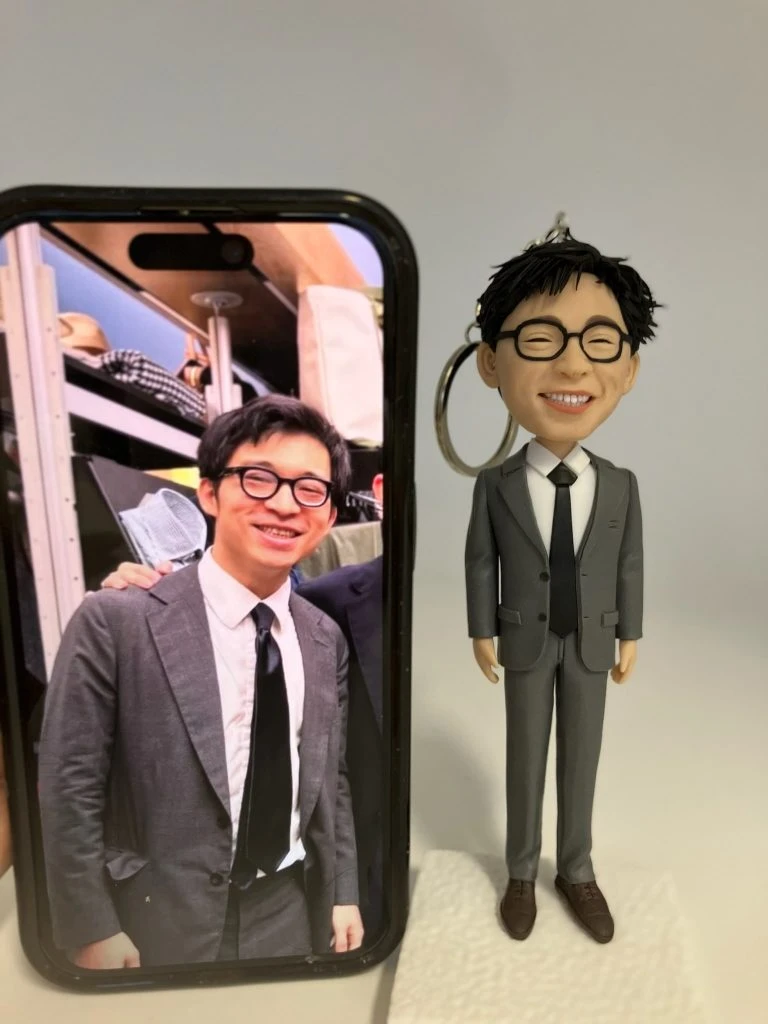 林作穿著灰色西裝和黑框眼鏡的Q版真人公仔，與手機上的真人照片神還原，是訂造人像公仔的熱門話題性禮物。