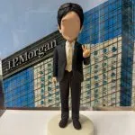 一款贈予J.P. Morgan員工的人像公仔，公仔身穿西裝並做出V字手勢，背景是J.P. Morgan的公司大樓。這是一款象徵專業與成就的企業歡送禮物。