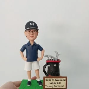 這款高爾夫球運動人像公仔以細膩手工雕刻與鮮明細節展現運動風采,無論是球帽、球桿還是球袋,都還原了高爾夫球的專業氛圍。無論作為生日驚喜、退休紀念,或是送給高爾夫愛好者的特別禮物,這款人像公仔都能成為最獨一無二的收藏。它不僅象徵運動精神,更將人生揮桿的精彩瞬間化為永恆回憶,讓專屬的高爾夫球場時光隨時被珍藏。