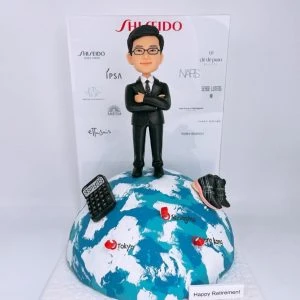 一款為企業高層訂製的退休禮物,一位西裝男士人像公仔站在地球模型上,場景中包含計數機、運動鞋等個人化配件,背景是一面印滿品牌商標的公司logo牆。