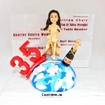 一款慶祝35周年的女性人像公仔，公仔身穿晚禮服站在地球模型上，旁邊有香檳和「35周年」字樣，背景是一面列滿榮譽頭銜的LOGO牆，是一款頂級的公司周年禮物。
