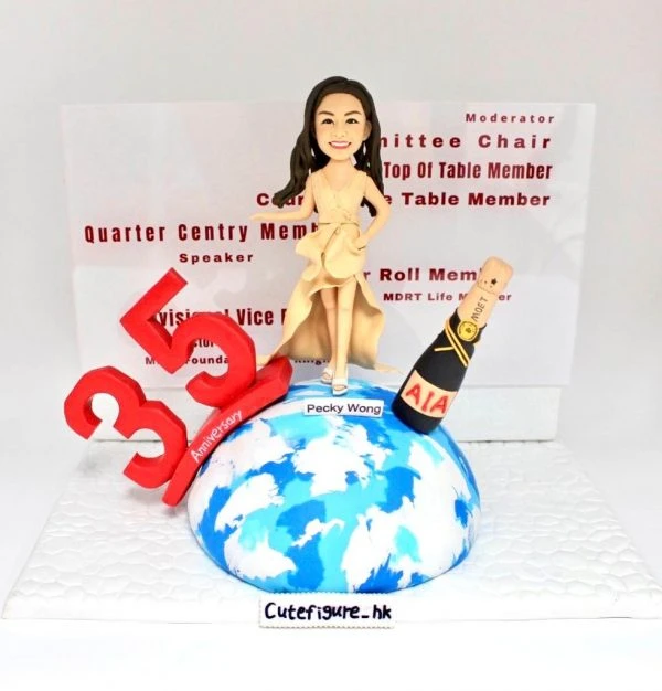 一款慶祝35周年的女性人像公仔，公仔身穿晚禮服站在地球模型上，旁邊有香檳和「35周年」字樣，背景是一面列滿榮譽頭銜的LOGO牆，是一款頂級的公司周年禮物。