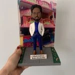 【退休致敬與榮譽表彰】人像公仔｜白色西裝外套藍襯衫與石磚地台