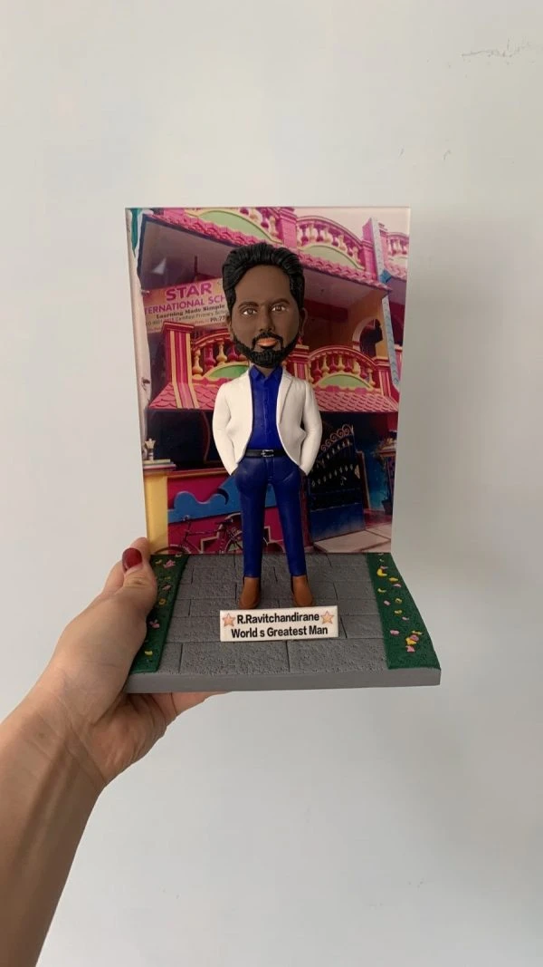 【退休致敬與榮譽表彰】人像公仔｜白色西裝外套藍襯衫與石磚地台