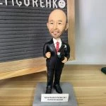 這款人像公仔以「老闆」為主題，細緻雕刻出西裝筆挺、手握網球拍的領導風格，展現職場榮耀與運動精神的結合。不論是作為公司致謝紀念、領導退休禮物，還是表達敬意的專屬心意，都能彰顯獨特品味與尊貴地位。這份專屬訂製的聖誕節或紀念禮物，將運動魅力與老闆的專屬形象完美融合，極具收藏價值與心意。