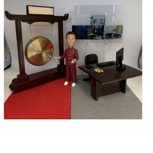 「專屬打造的人像公仔，以新店開張為主題，呈現店鋪主任身穿唐裝敲鑼的喜慶場景。搭配電腦桌與金元寶，寓意財源滾滾、生意興隆。這款人像公仔禮物，特別適合贈送給親友或客戶，作為開業賀禮與收藏紀念，極具心意與獨特性。」