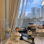 護士人像公仔，身穿白色制服，手持文件，站在醫療手術室場景中。背景包含手術燈、醫療監測儀與手術台等專業醫療設備，整體設計逼真，象徵醫護人員的專業與關懷。此公仔是專為醫生或護士設計的客製化禮物，適合作為醫護感謝、升職或退休紀念。