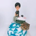 一款客製化的女士退休禮物，一位女士人像公仔悠閒地坐在香港天星小輪模型上，旁邊有一座精緻的木屋建築模型，整個場景設置在地球模型底座上，是送給女同事的完美選擇。