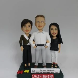 一款為老闆退休訂製的團隊人像公仔，描繪一位外國老闆與兩位女同事親密地站在一起，底座的銘牌上寫著「You are the Best Boss Ever」，是一份完美的告別禮物。